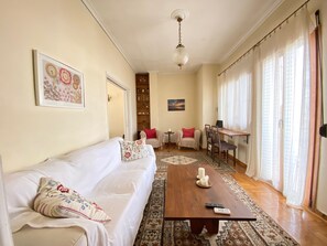 Smart TV, books, stereo, offices