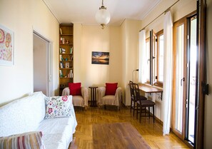Smart TV, books, stereo, offices