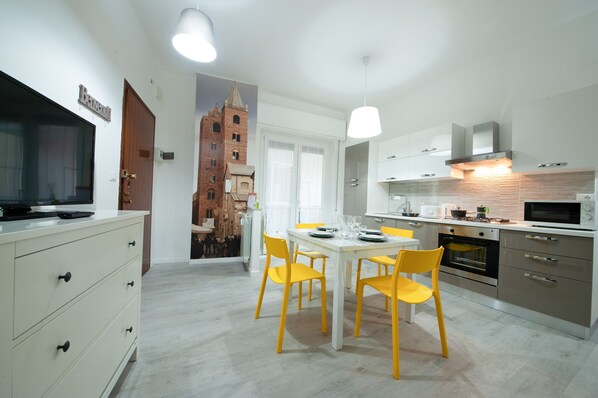 Frigorifero, microonde, forno, piano cottura