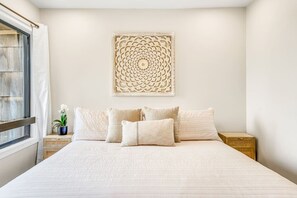 2 bedrooms, iron/ironing board, travel crib, WiFi - OceanFront New Throughout (Princeville)
