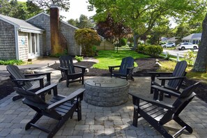 Terrace/patio - Charming, Well-Maintained Home Near Glendon Beach (Dennis Port)