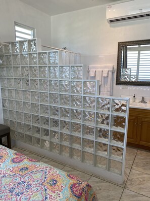 تجهيزات دش، مجففات شعر، مناشف، صابون