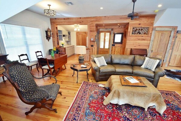 TV - Cowboy Studio, Pet Friendly, Walk to Village (St Simons)