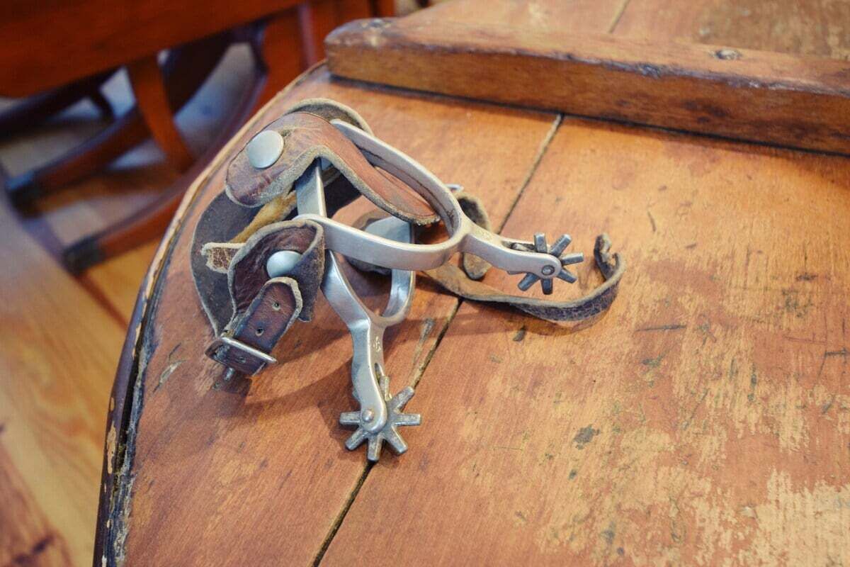 Une table en bois rustique sur laquelle se trouve un objet en métal qui ressemble à une grenouille.