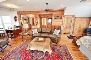 1 bedroom, WiFi - Clyde's Beach Bunkhouse | Pet-Friendly Studio Near Pier Village & Beach (St Simons)