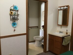 Douche, serviettes fournies, savon, shampoing