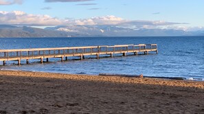 Tæt på stranden, liggestole, badehåndklæder