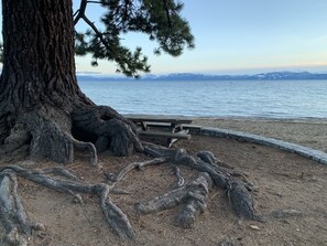 Beach nearby, sun loungers, beach towels