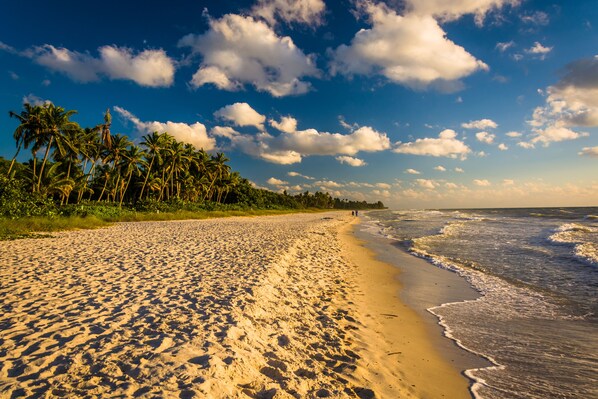 Beach nearby, sun loungers, beach towels