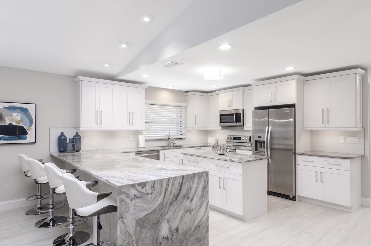 Photo 5 of SUMMER SPECIALS! Luxury Home, Stunning Large Pool/Spa, Near Beaches, FREE Bikes