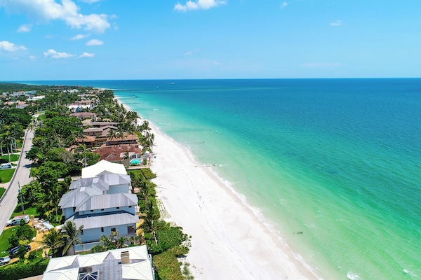 Beach nearby, sun loungers, beach towels
