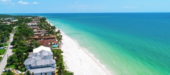 SUMMER SPECIALS! Luxury Home, Stunning Large Pool/Spa, Near Beaches, FREE Bikes