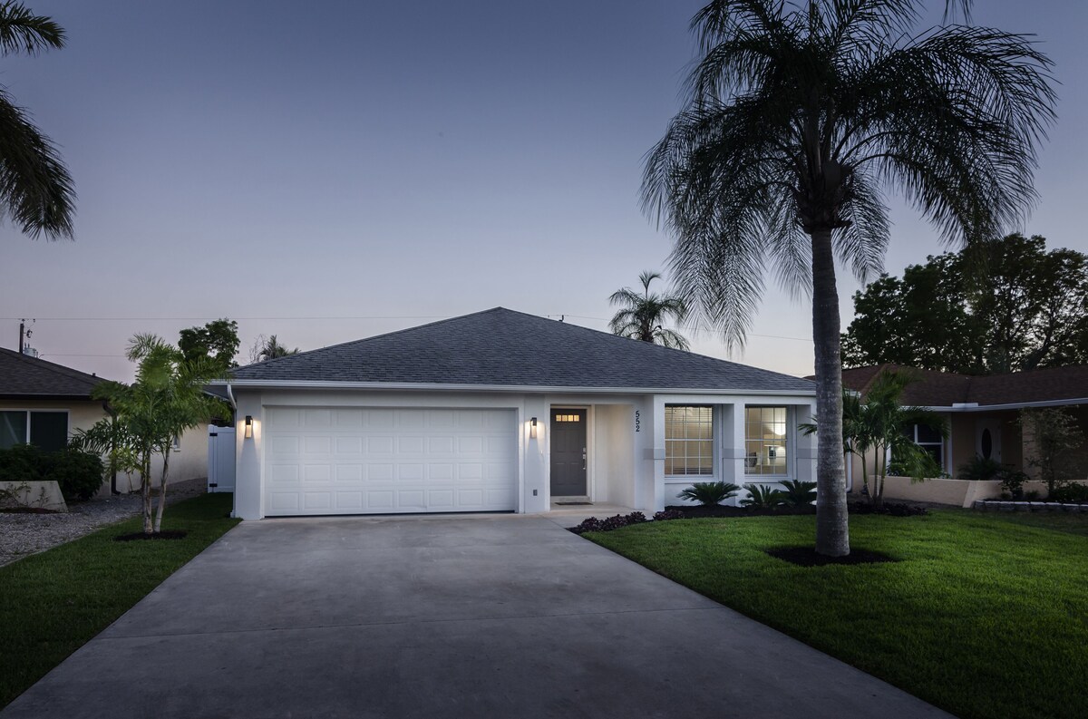Photo 2 of SUMMER SPECIALS! Luxury Home, Stunning Large Pool/Spa, Near Beaches, FREE Bikes