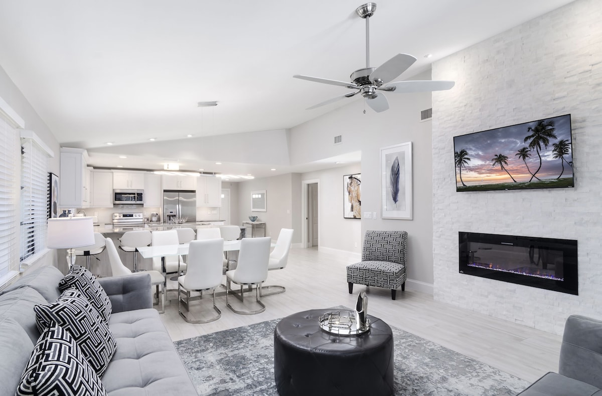 Photo 6 of SUMMER SPECIALS! Luxury Home, Stunning Large Pool/Spa, Near Beaches, FREE Bikes