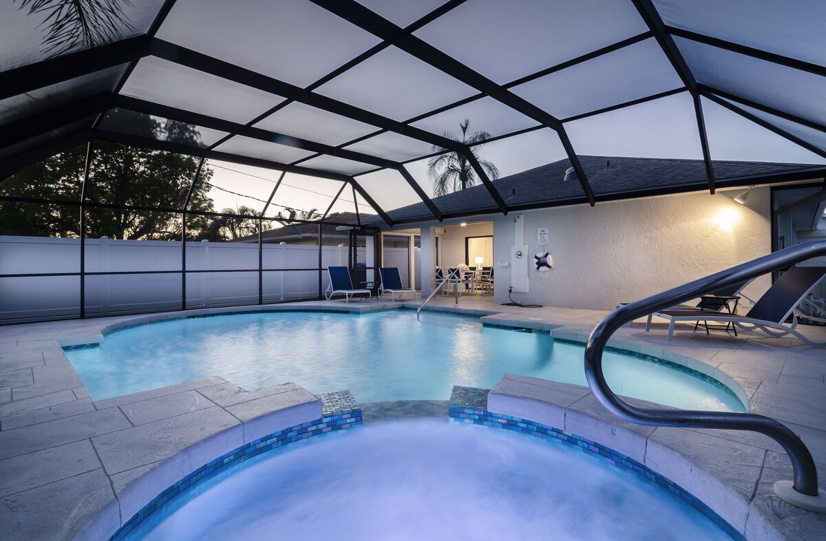 SUMMER SPECIALS! Luxury Home, Stunning Large Pool/Spa, Near Beaches, FREE Bikes