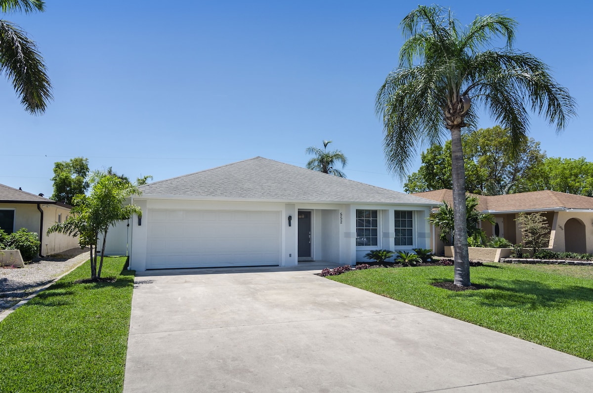 Photo 4 of SUMMER SPECIALS! Luxury Home, Stunning Large Pool/Spa, Near Beaches, FREE Bikes