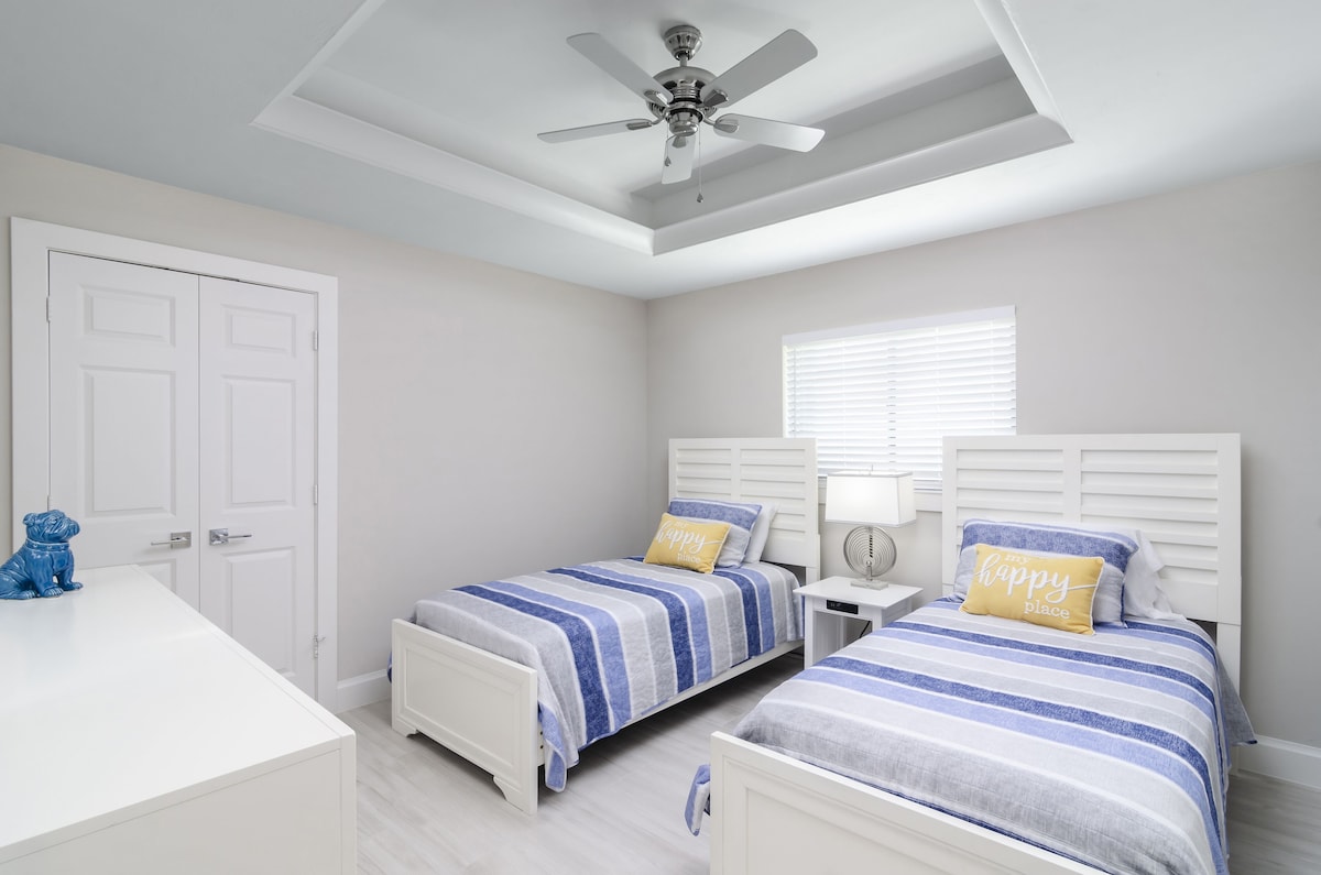 Photo 10 of SUMMER SPECIALS! Luxury Home, Stunning Large Pool/Spa, Near Beaches, FREE Bikes