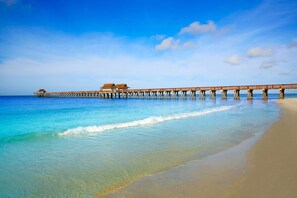Playa en los alrededores, camastros y toallas de playa 