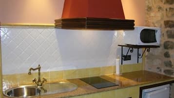 Réfrigérateur, micro-ondes, plaque de cuisson, lave-vaisselle
