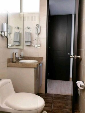 Sèche-cheveux, serviettes fournies, savon, shampoing