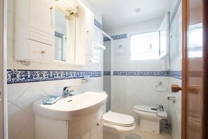 Bathtub, towels