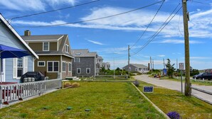 Una calle residencial con casas, un césped y un cartel que anuncia Marquette Manor.