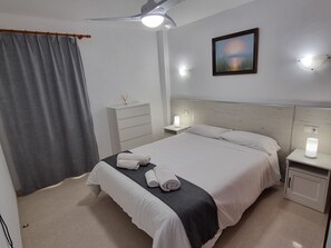 3 chambres, coffres-forts dans les chambres, fer et planche à repasser