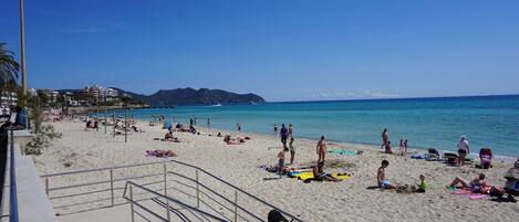 Una spiaggia nelle vicinanze, teli da spiaggia