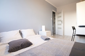 Habitación doble (01 - Theater) | Tabla de planchar con plancha, wifi gratis y ropa de cama