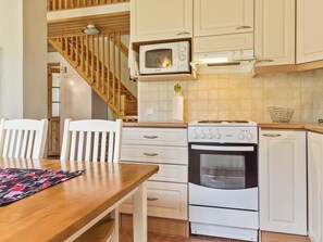 Fridge, microwave, dishwasher, cookware/dishes/utensils