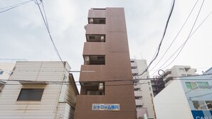 Un edificio a più piani con un cartello che recita 'Sharome Maru'.