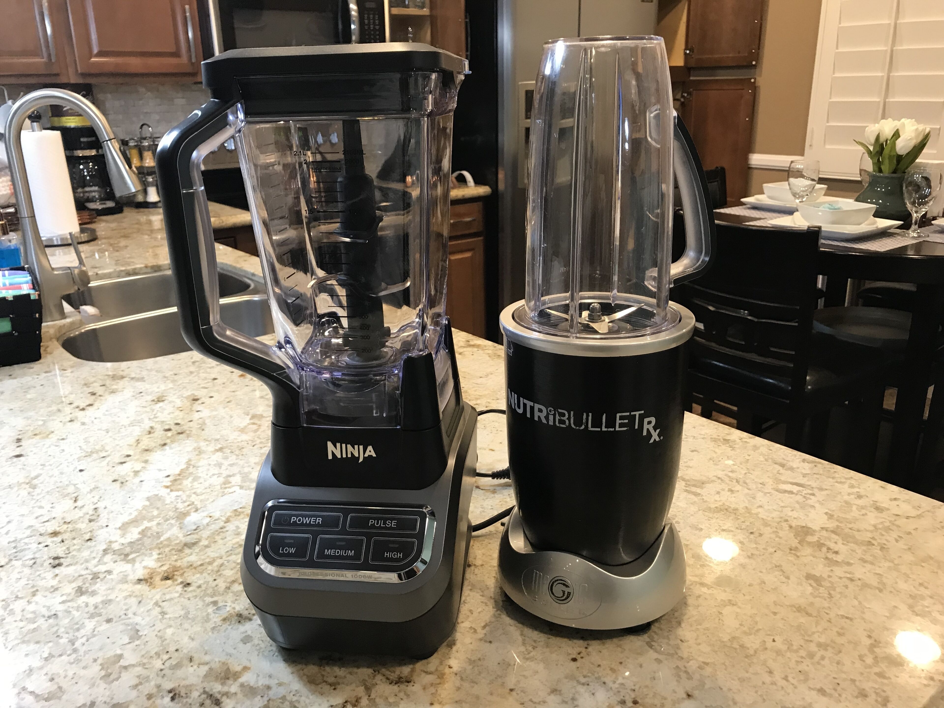 Zwei Mixer auf einer Küchenarbeitsplatte.