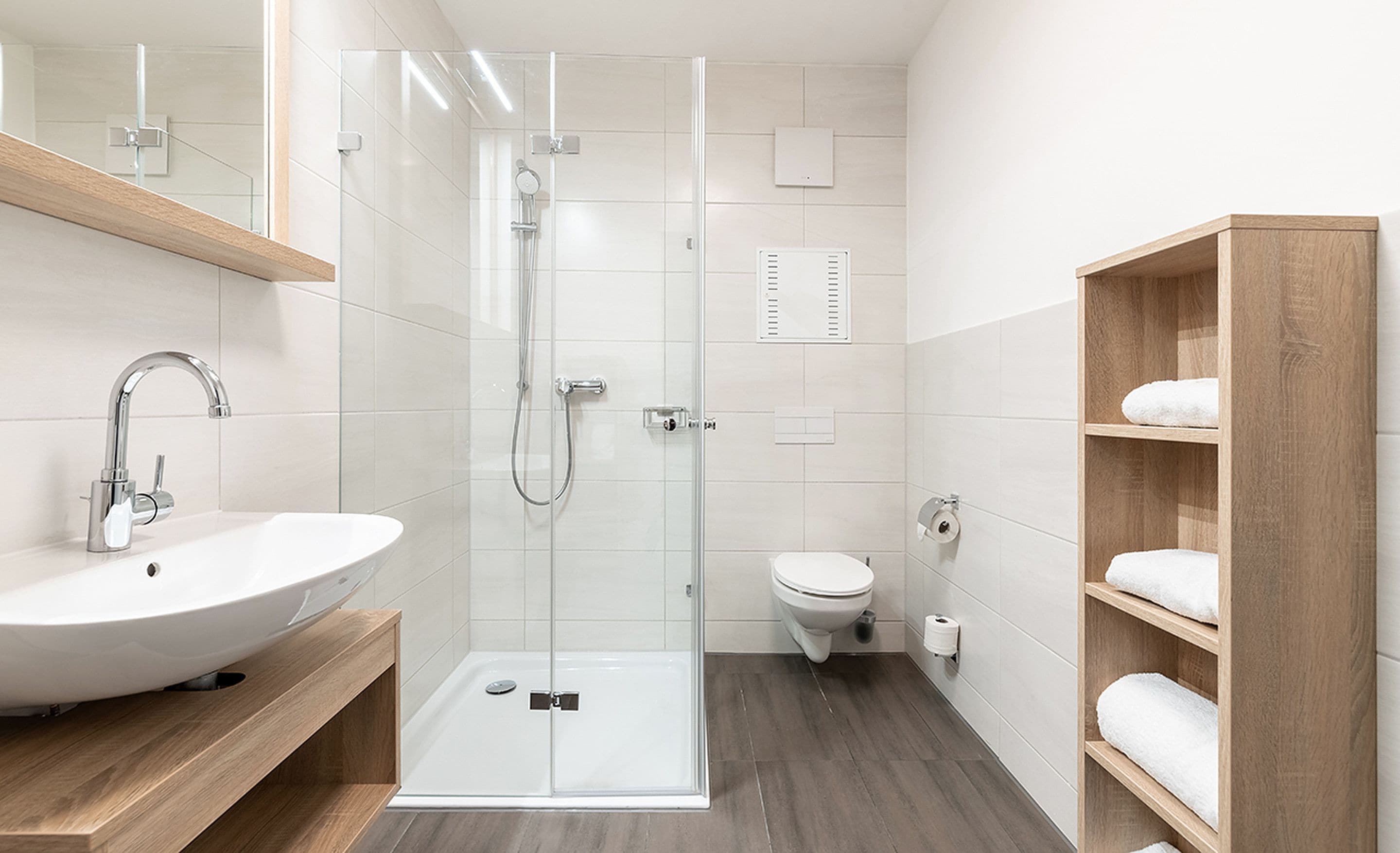 Executive-Apartment | Badezimmer | Dusche, Handtücher, Toilettenpapier