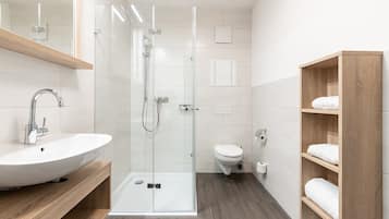 Executive-Apartment | Badezimmer | Dusche, Handtücher, Toilettenpapier