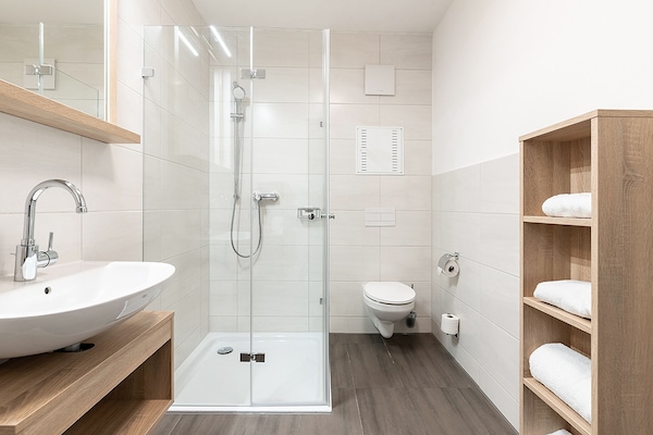 Executive-Apartment | Bathroom | Shower, towels, toilet paper