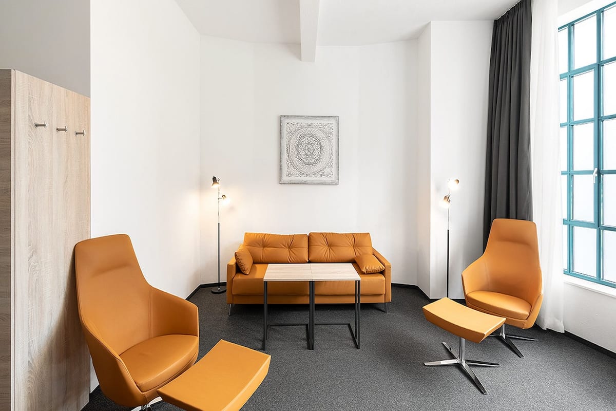 Business appartement (4 Adults) | Woonruimte | Een ledtelevisie
