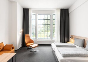 Business appartement (4 Adults) | Woonkamer | Een ledtelevisie