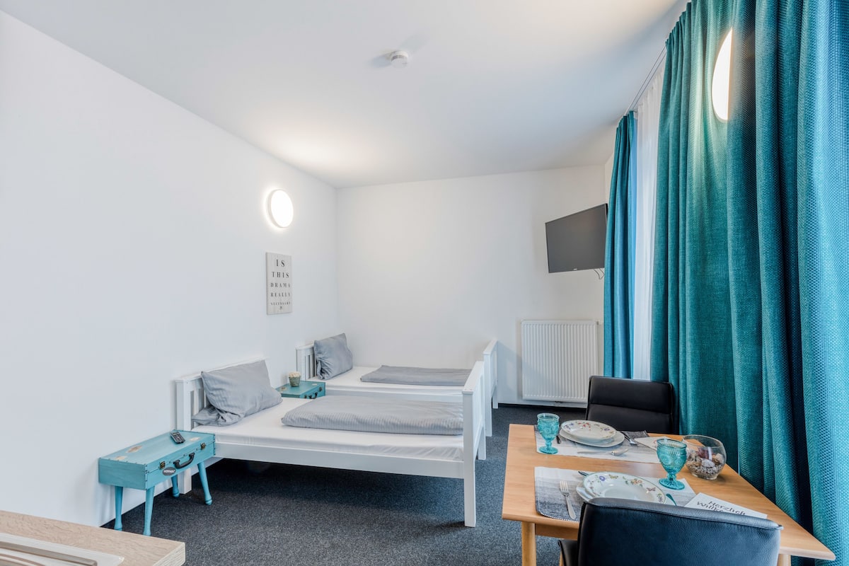 Appartement, 2 eenpersoonsbedden | 1 slaapkamer, luxe beddengoed, een bureau, een laptopwerkplek