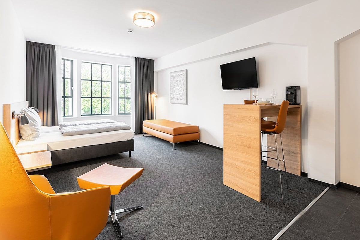Business appartement | Woonruimte | Een ledtelevisie