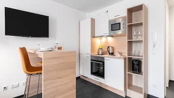 Studio-Apartment (3 Adults) | Private kitchen | Fridge, microwave, oven, stovetop