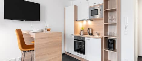 Studio-Apartment (3 Adults) | Private kitchen | Fridge, microwave, oven, stovetop