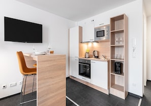 Studio-Apartment (3 Adults) | Private kitchen | Fridge, microwave, oven, stovetop