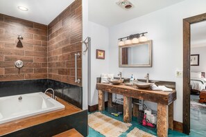 Ensemble baignoire-douche, séchoir à cheveux, serviettes fournies, savon