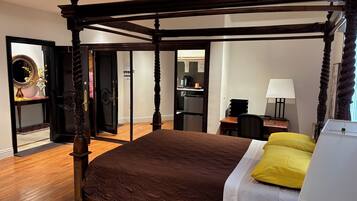 5 bedrooms, desk, iron/ironing board, free WiFi