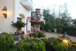 Exterior detail - Entire 2nd Flr-Santa Monica Luxury Roman Villa Suite (Santa Monica)