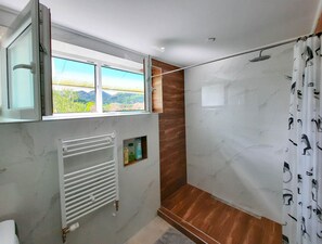 Combinazione doccia/vasca, asciugacapelli, pantofole, bidet