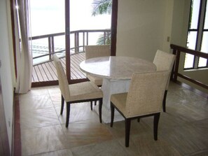 Dining - ANGRA DOS REIS. CONDITION PORTOGALO RJ CASA DO GUGU (ANGRA DOS REIS)