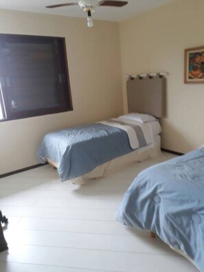 3 chambres, coffres-forts dans les chambres, bureau