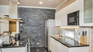 Jääkaappi, mikroaaltouuni, astianpesukone