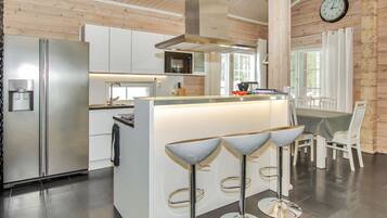 Køleskab, mikrobølgeovn, opvaskemaskine, køkkentøj/tallerkener/redskaber